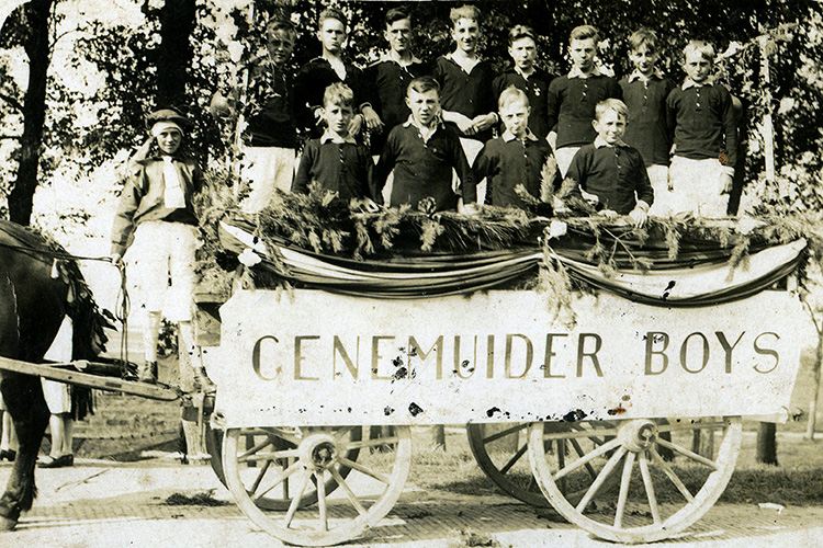 Een van de eerste elftal foto's van Sportclub Genemuiden